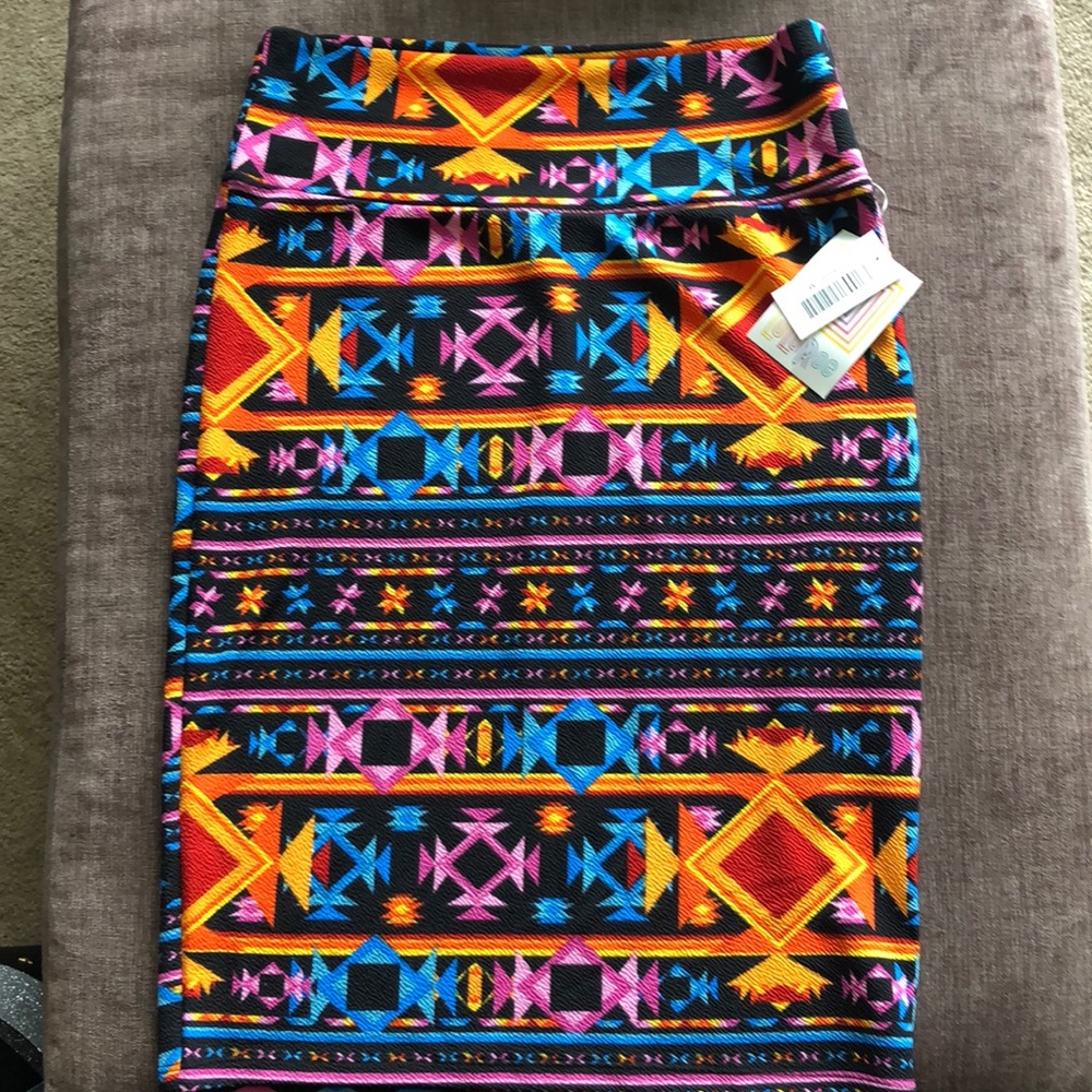 NWT Size M Lularoe Cassie - Picture 1 of 3